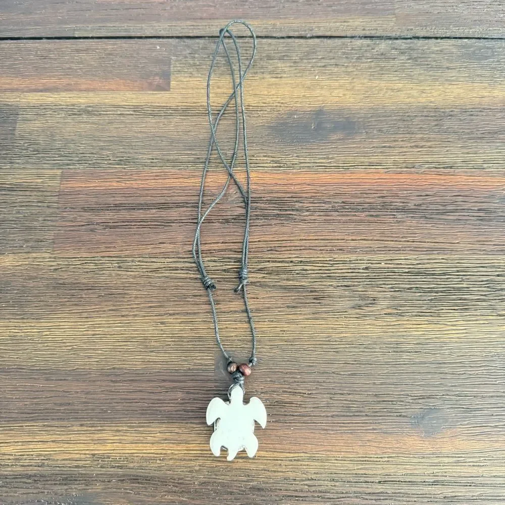 Turtle Rope Necklace White & Black NWOT